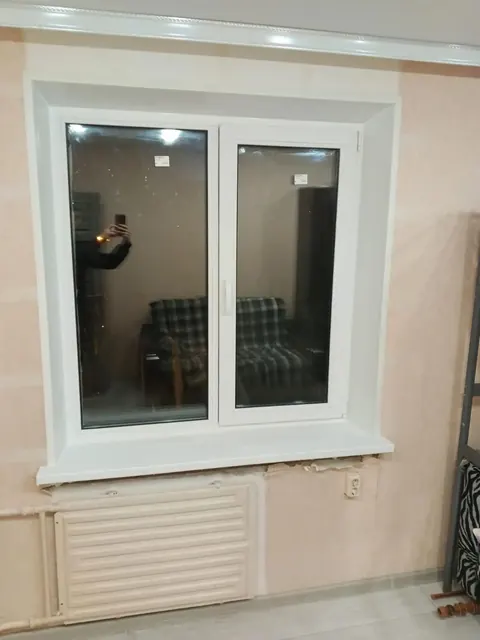 Двухстворчатое окно в комнате