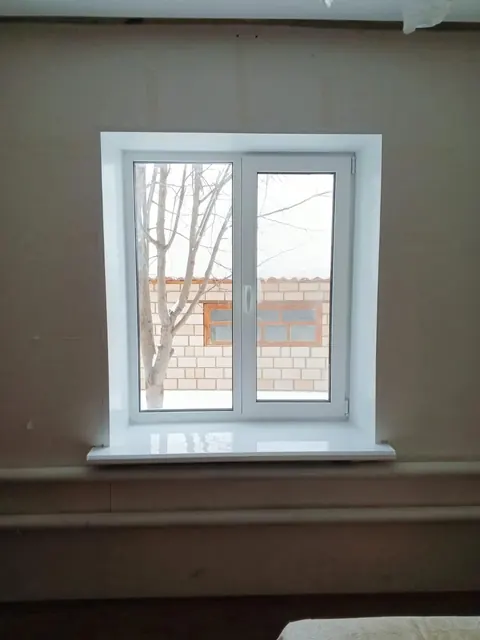 Оконный проём с белой рамой