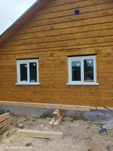 Белые окна в деревянном доме