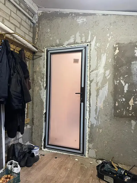 Остеклённая дверь со стороны помещения
