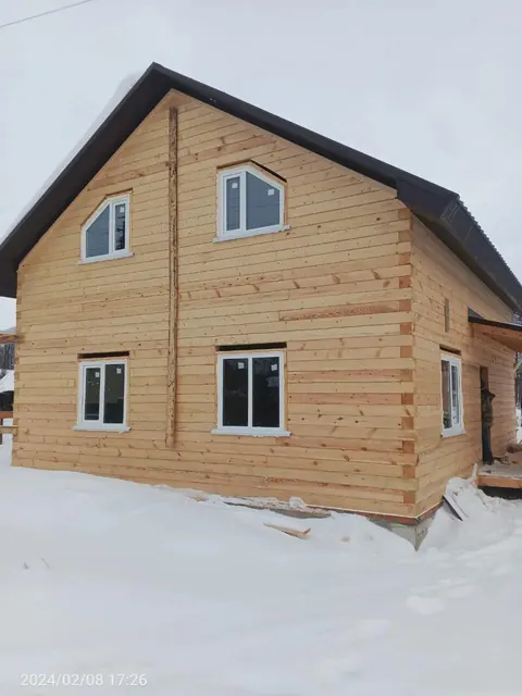 Белые оконные рамы в деревянном доме