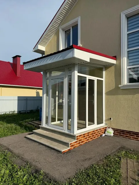 Компактная остеклённая веранда