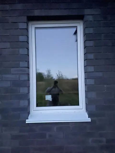 Белое окно в тёмной кирпичной стене