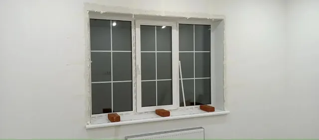 Трёхстворчатое окно с декоративной раскладкой