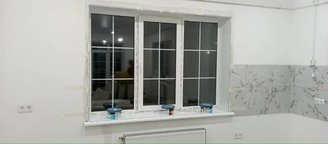 Широкое окно с раскладкой со стороны комнаты