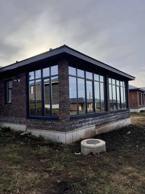 Веранда с тёмными рамами