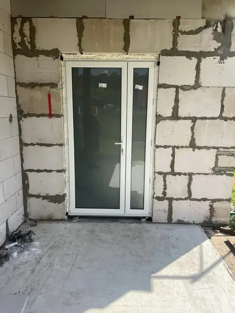 Оконно-дверной блок на этапе отделки